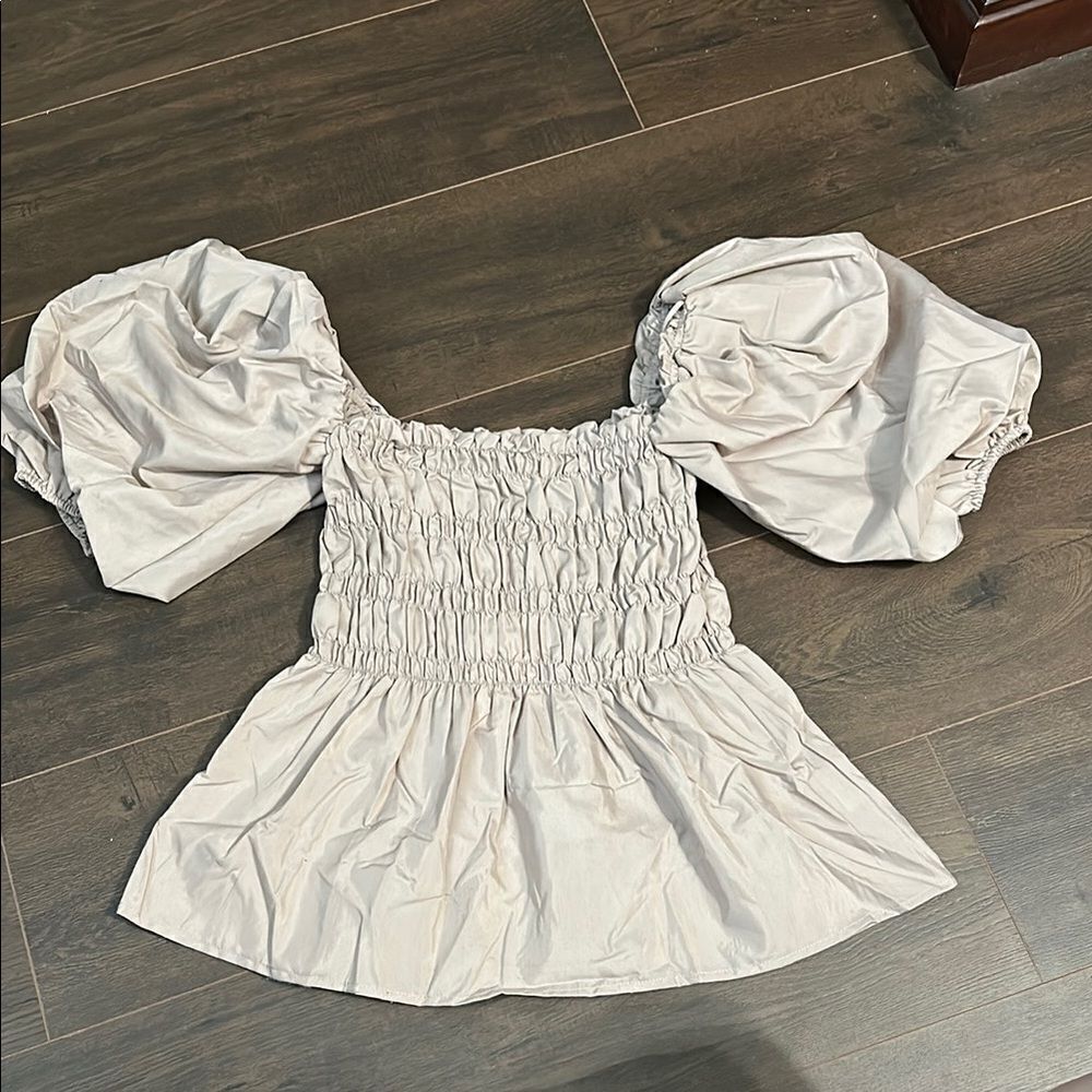 NWT Vine & Love Bubble Sleeve Smocked Top -āSize Small